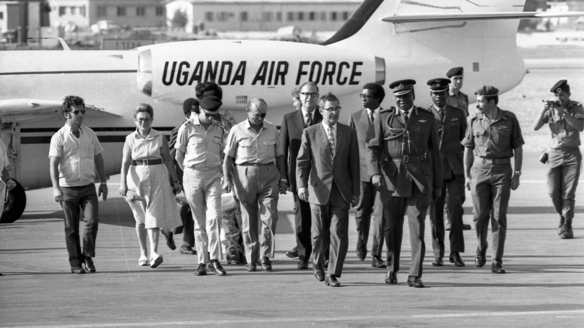 General Idi Amin escorted by Defence Minister Moshe Dayan shortly after he landed in Israel in 1971 (National Library of Israel)