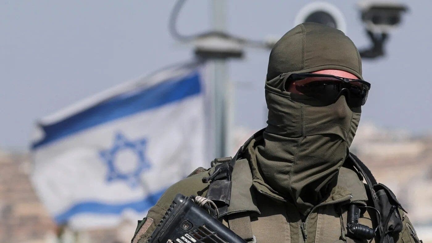 Israeli soldier stands guard near a shooting scene in Hebron in the occupied West Bank 23 October 2026 (Reuters/Ammar Awad)
