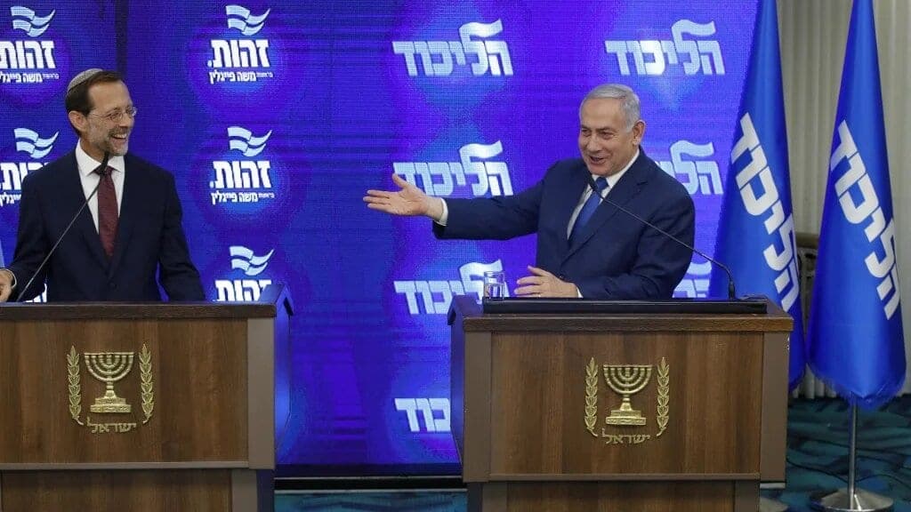 Israeli Prime Minister Benjamin Netanyahu (R) and Moshe Feiglin, far-right Zehout (Identity) party chairman pictured in 29 August 2019 (AFP)
